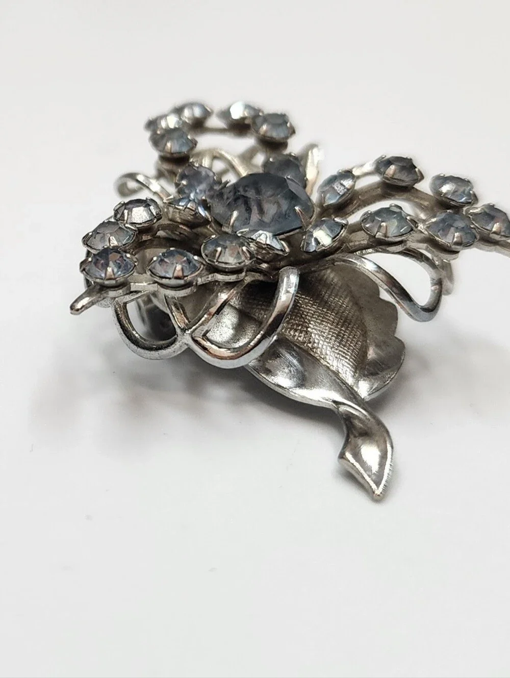 𝅺VINTAGE Flower Spray Brooch Mid Century Blue Rhinestone Silver Tone Curved 2